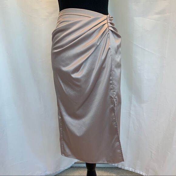 RO & DE beige satin effect ruched skirt Sz L NWT - Picture 3 of 12